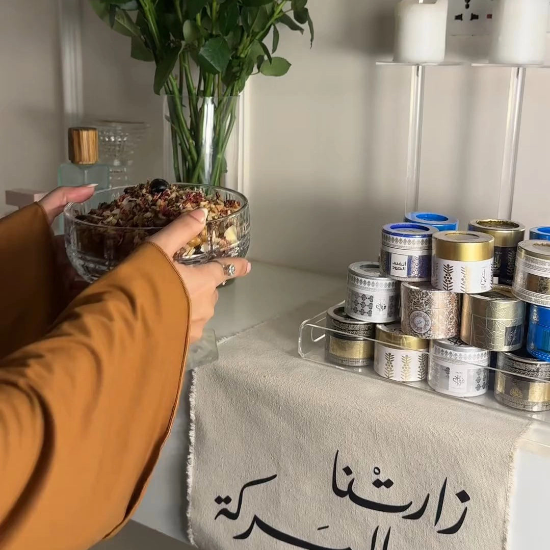 شكل توزيعات ميني بخور في طاولة الضيافة